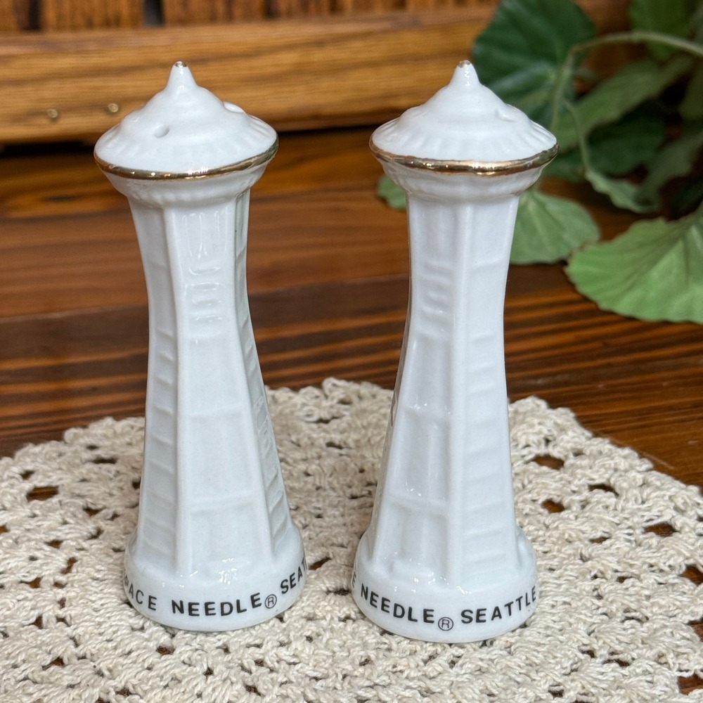 Space Needle Salt Pepper Shakers Seattle White Gold Trim Vintage Excellent Tower